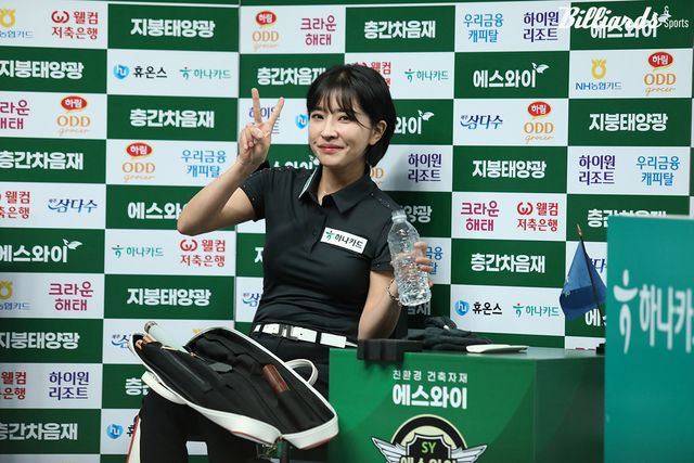승리 후 카메라를 보고 포즈를 취하는 한슬기.
