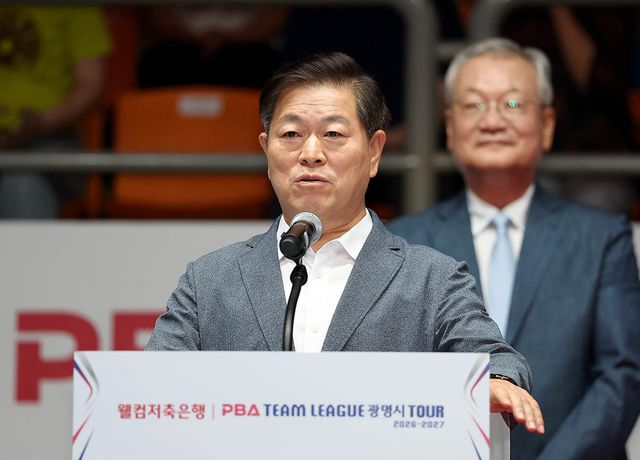 박승원 광명시장이 5일 광명 시민체육관에서 열린 '웰컴저축은행 PBA 팀리그 광명시 TOUR 2026-2027' 개막식에서 환영사를 전하고 있다.