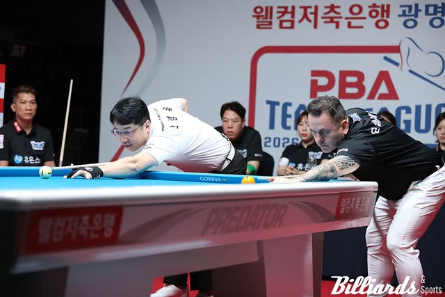 PBA 브레이커스 오성욱과 휴온스의 로빈슨 모랄레스가 경기에 앞서 뱅킹을 하고 있다.