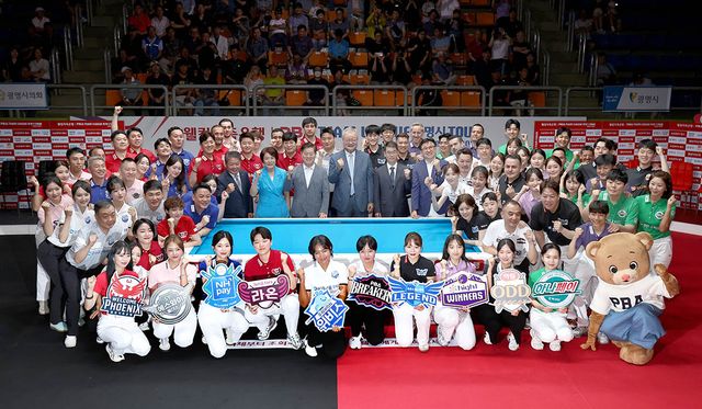 5일 광명시민체육관에서 '웰컴저축은행 PBA 팀리그 광명시 TOUR 2026-2027' 개막했다. 개막식 후 10개 구단 선수들이 기념 사진을 찍고 있다. 사진=PBA 제공
