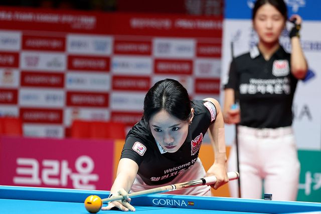 2세트 승리를 합작한 최혜미와 용현지.