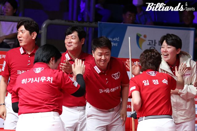 김남수가 2세트 승리 후 벤치로 돌아온 히가시우치 나쓰미-임정숙과 하이파이브를 하며 기뻐하고 있다.