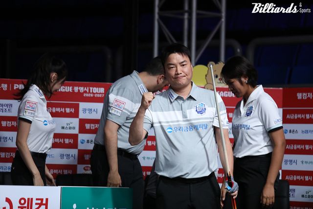 5세트에서 극적인 1점 차 승리를 거둔 강민구(우리금융캐피탈).