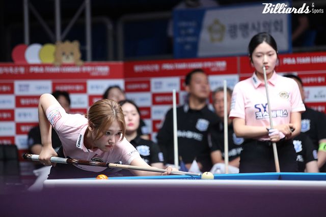 2패로 부진하던 에스와이가 종전 선두였던 NH농협카드를 꺾고 첫 승리를 거뒀다. 사진은 2세트 여자복식에서 승리한 에스와이 권발해-한지은.