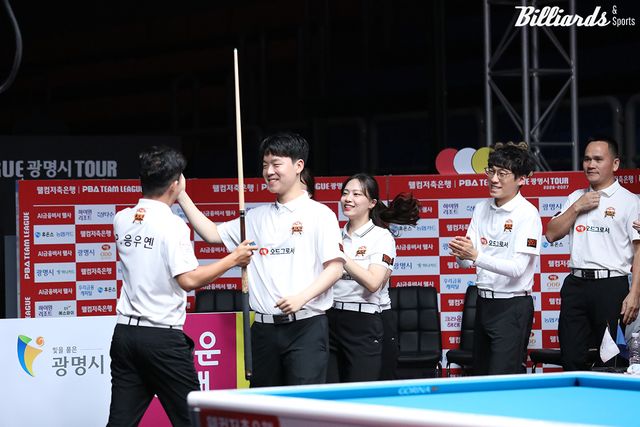 7세트에서 승리한 응우옌프엉린(베트남)과 포옹하는 김영원(하림).