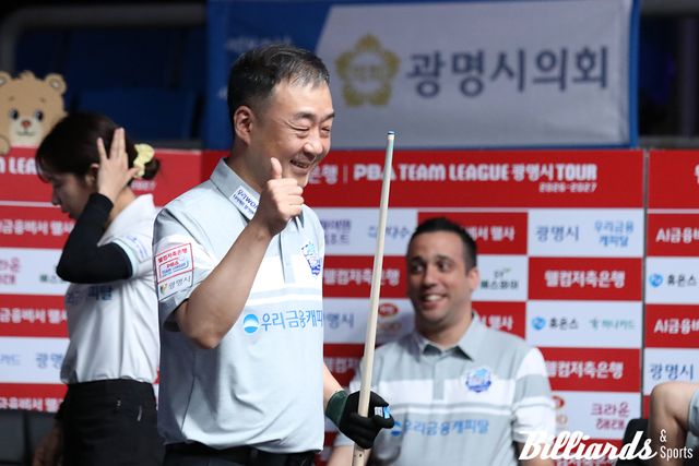 1세트 승리 후 기뻐하는 우리금융캐피탈의 주장 엄상필.