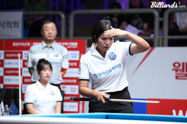 우리금융캐피탈이 프로당구 PBA 팀리그 1라운드 둘째 날 휴온스를 4-2로 꺾고 첫 승리를 거뒀다. 사진은 2세트 여자복식과 6세트 여자단식전을 모두 승리하며 해결사로 등극한 스롱 피아비(우리금융캐피탈). 사진=광명/이용휘 기자