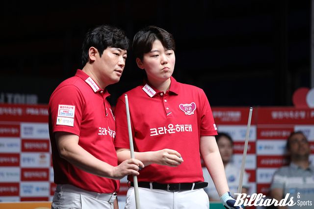 크라운해태가 에스와이를 세트스코어 4-0으로 완파하고 연승을 거뒀다. 4세트에서 호흡을 맞춘 크라운해태의 노병찬-백민주. 사진=이용휘 기자