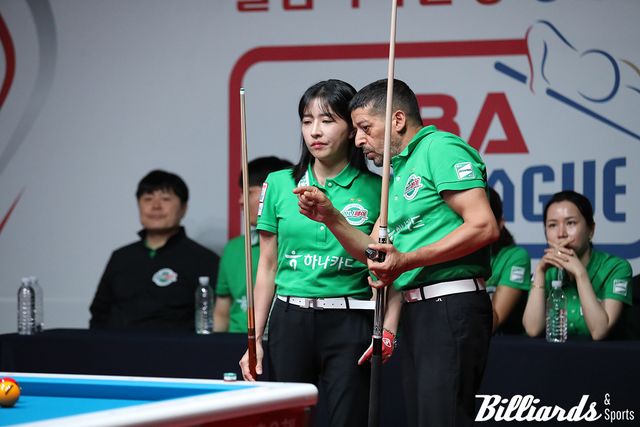 4세트에서 호흡을 맞추는 무라트 나지 초클루와 한슬기.