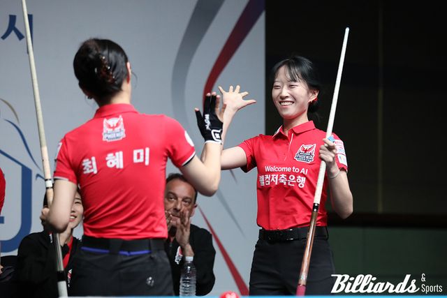PBA 팀리그 데뷔전에서 승리한 최봄이가 파트너 최혜미와 함께 기뻐하고 있다.&nbsp;