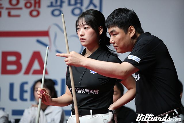 4세트에 출전한 우리금융캐피탈의 장가연-이상대.
