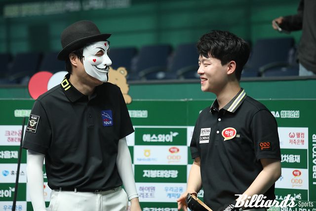 승패에 관계 없이 밝은 미소를 짓고 있는 해커와 김영원.