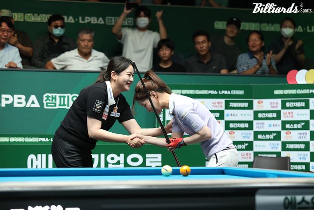 경기 후 악수를 나누는 김민아(왼쪽)와 강유진.