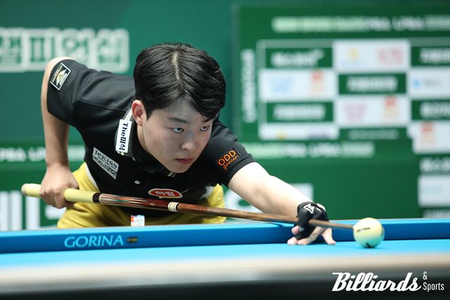 32강에서 해커를 상대로 신중하게 경기를 풀어가는 김영원