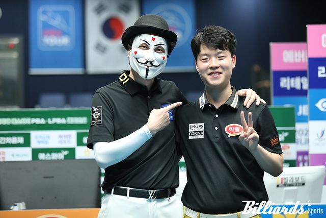 경기 후 첫 맞대결을 기념하는 사진을 찍고 있는 해커와 김영원.