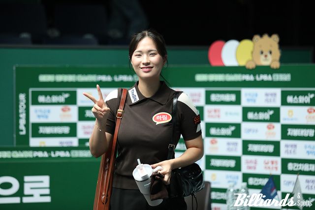세트스코어 3-0 완승을 거둔 박정현이 'V'를 그리며 기뻐하고 있다.