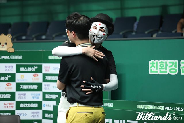 32강 경기가 끝난 후 해커가 김영원에게 다가가 포옹하고 있다. 사진=고양/이용휘 기자
