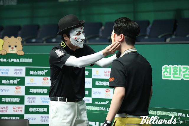 대견한 듯 김영원의 볼을 쓰다듬는 해커.