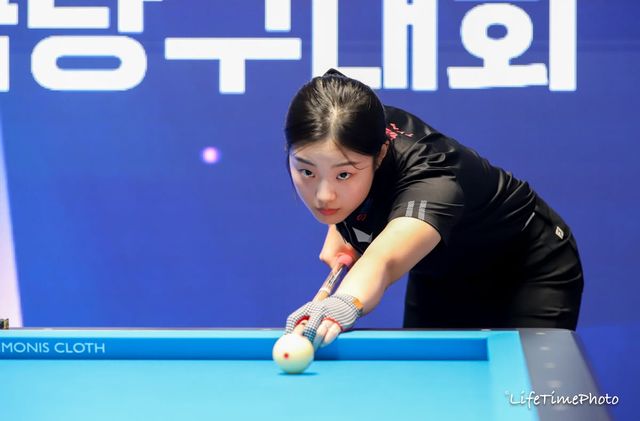 박세정과 결승전 경기 중인 허채원