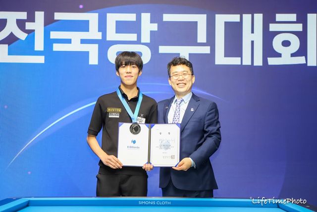 전국대회 첫 결승에 올라 준우승을 차지한 송윤도와 서수길 회장