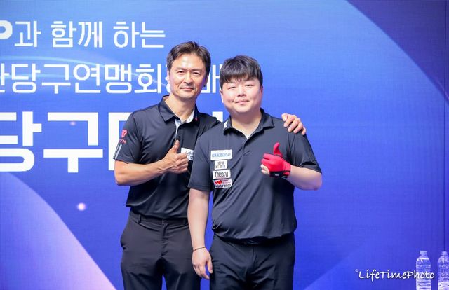조지언과 조명웅가 '부자대결' 후 나란히 포즈를 취하고 있다.