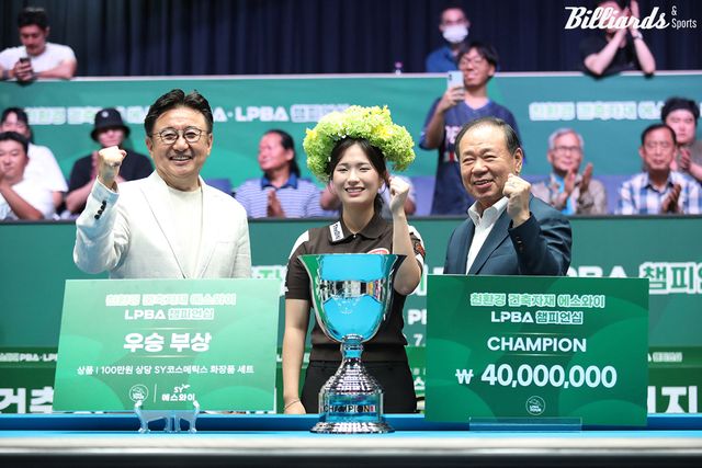 왼쪽부터 PBA 장상진 부총재, 우승 박정현, 에스와이 홍성균 부회장.