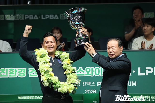 PBA 데뷔 59일 만에 우승을 차지한 응우옌쩐타인타오가 트로피를 높이 들고 기뻐하고 있다. 오른쪽은 시상자 에스와이 홍성균 부회장. 사진=고양/이용휘 기자