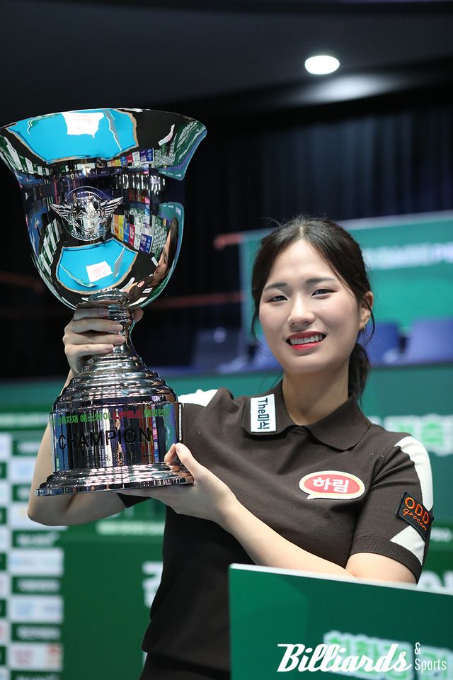 우승 트로피를 든 박정현.