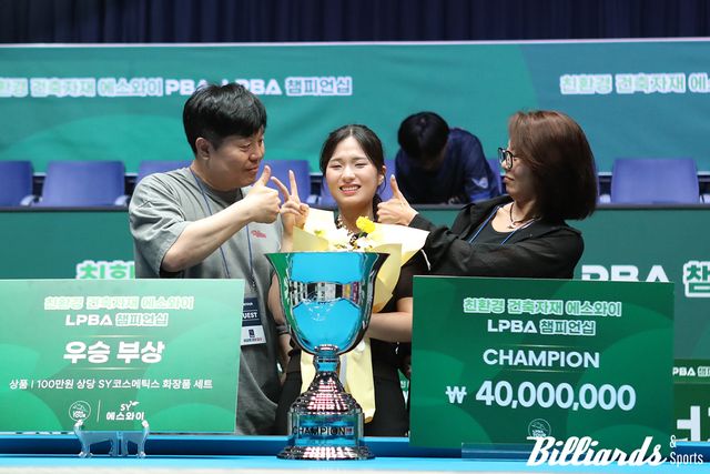 박정현을 축하해주는 김병호(좌)와 김가영(우)