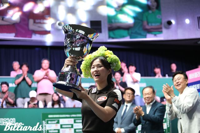 우승 트로피를 높이 든 박정현을 축하하는 내빈과 관중들.