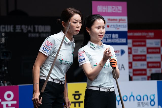 2세트에 호흡을 맞춘 하나카드의 김가영과 김진아.
