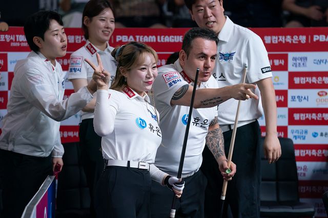 4세트 승리를 거둔 휴온스의 김예은과 로빈슨 모랄레스가 세리머니를 펼치고 있다. 사진=PBA 제공