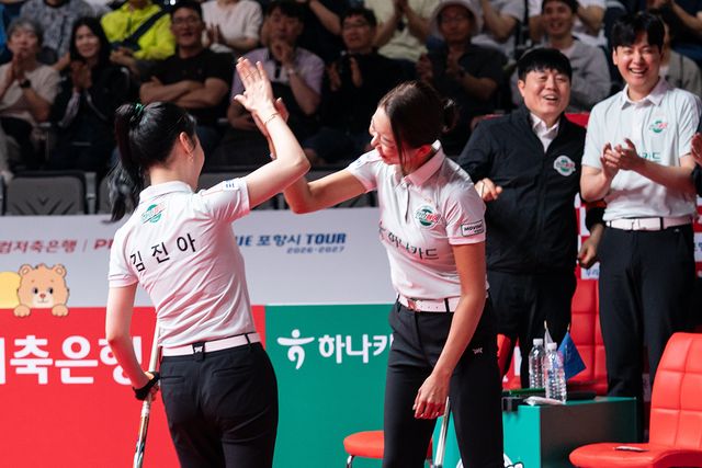 2세트에 출전하는 하나카드의 김진아-김가영.