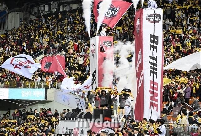 ‘3G 연속 1점차 접전’ 1만 7600석 완판! LG-KT, 한국시리즈 4G 연속 매진 [MD수원 KS]