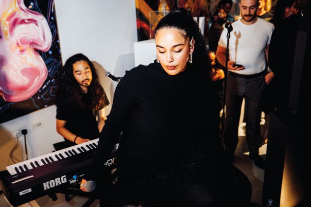 영국의 뮤지션 조자 스미스의 축하 공연