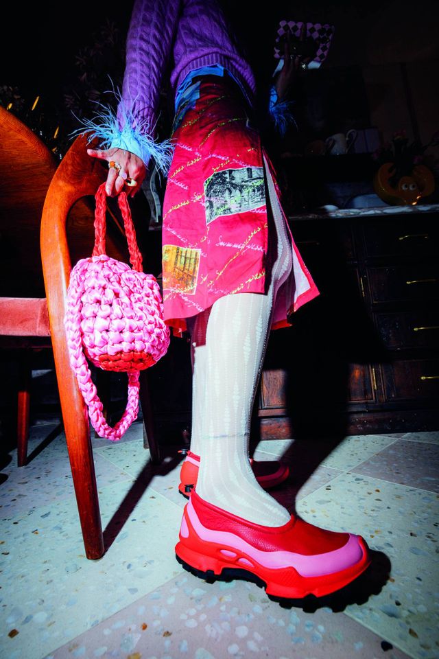 버블검 모티프 디자인과 칠리 레드의 강렬한 매치가 돋보이는 BIOMC-TRAIL W 슬립온.