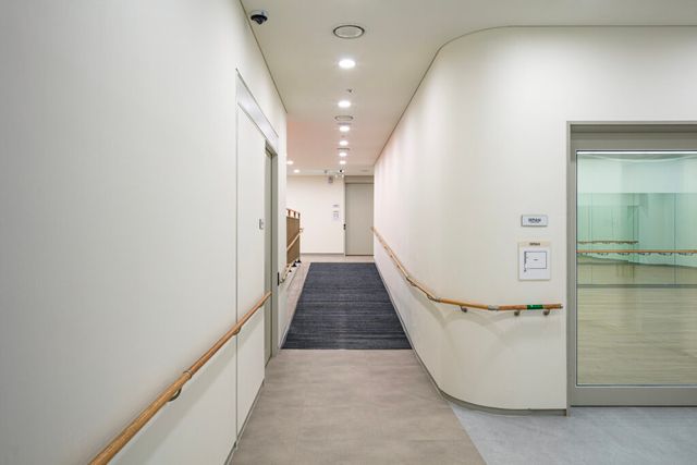 모두예술극장 내 경사로