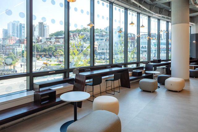 햇살이 드는 모두라운지 창가 좌석