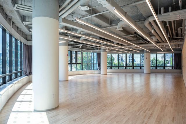 개방감이 돋보이는 모두스튜디오 전경