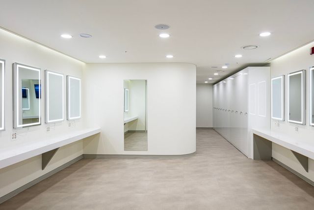 동글게 처리된 샤워실 입구와 탁 트인 공용부로 구성된 모두예술극장 분장실 내부