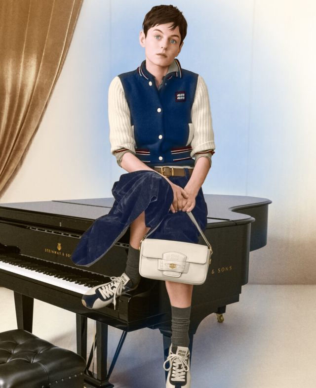 엠마 코린(Emma Corrin)과 함께한 미우미우 2024 홀리데이 캠페인