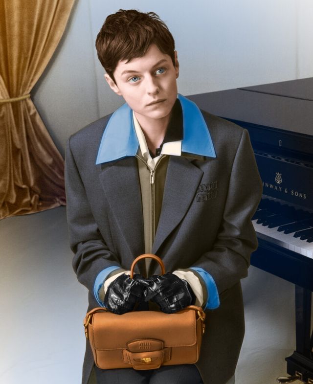 엠마 코린(Emma Corrin)과 함께한 미우미우 2024 홀리데이 캠페인