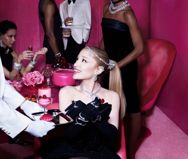 스와로브스키, 아리아나 그란데와 함께하는 2024년 홀리데이 캠페인 공개