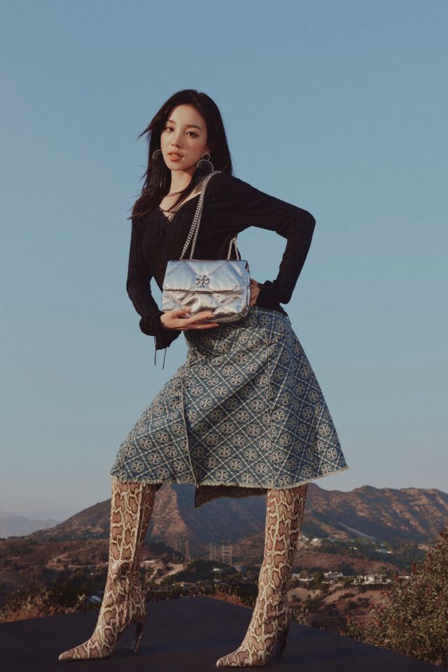 토리버치 백앤슈즈 브랜드 앰버서더로 발탁된 (여자)아이들 우기