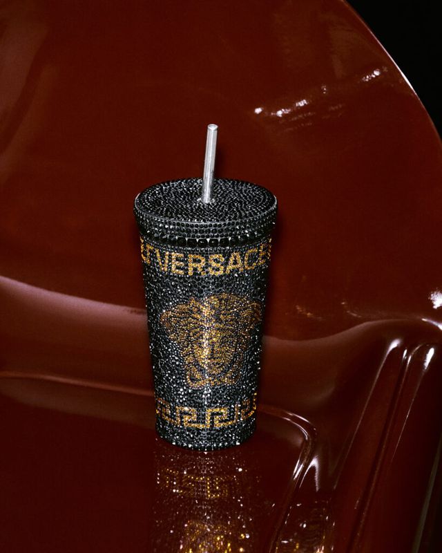 닝닝과 함께하는 베르사체의 홀리데이 캠페인, 신제품 ‘태그 백’과 ‘2024 홀리데이 컬렉션’ 공개