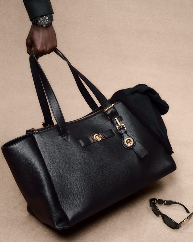 닝닝과 함께하는 베르사체의 홀리데이 캠페인, 신제품 ‘태그 백’과 ‘2024 홀리데이 컬렉션’ 공개