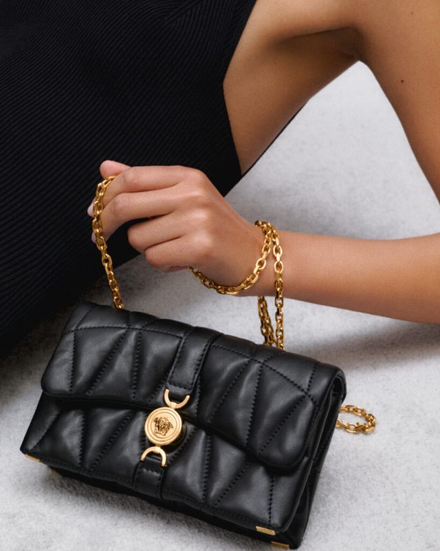 닝닝과 함께하는 베르사체의 홀리데이 캠페인, 신제품 ‘태그 백’과 ‘2024 홀리데이 컬렉션’ 공개