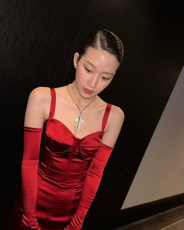 연말 파티 드레스 코드 레드 문가영