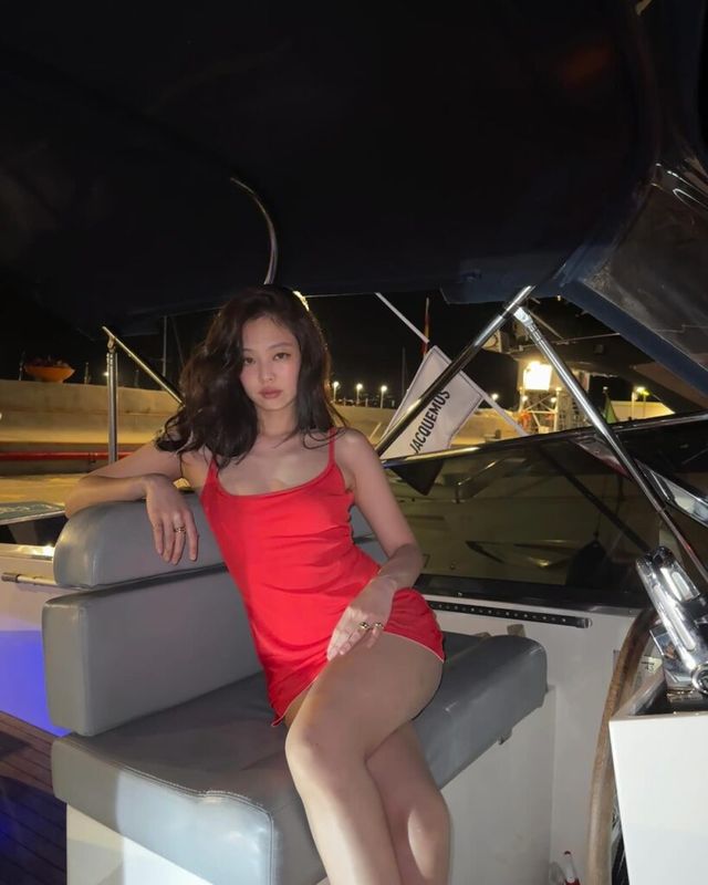 연말 파티 드레스 코드 레드 블랙핑크 제니