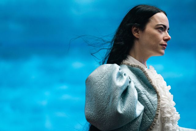 요르고스 란티모스의 영화 <가여운 것들>에 출연한 엠마 스톤